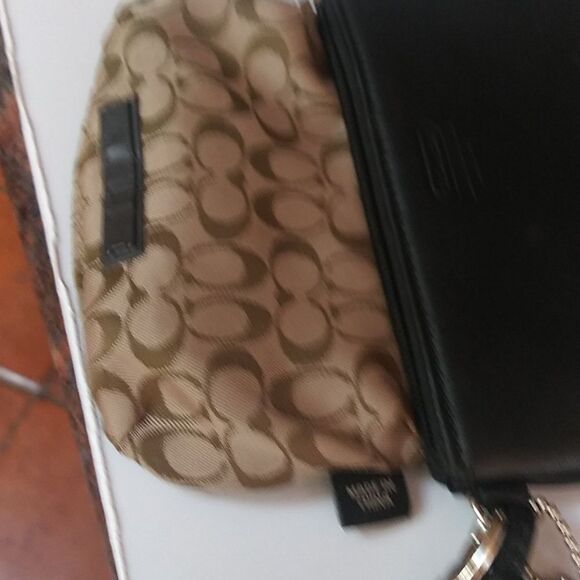 Coach Wristlet...EUC - Picture 2 of 3